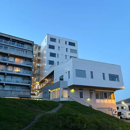 Stylish With Panoramic Views *